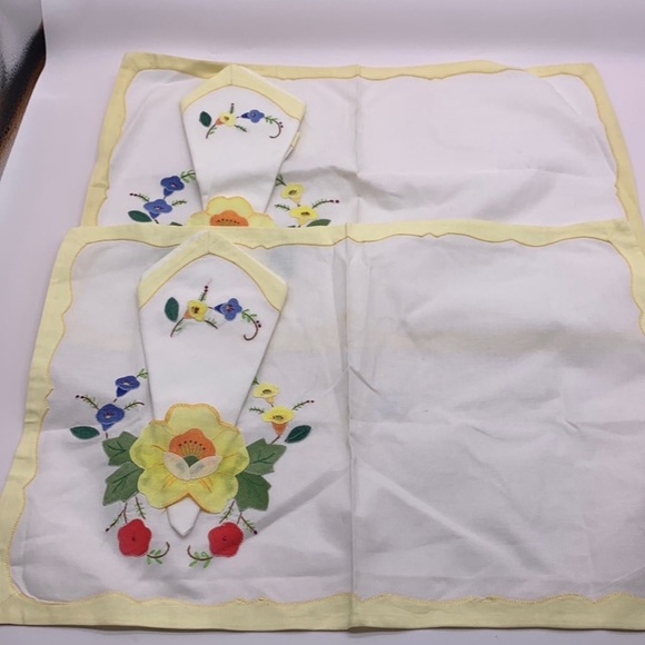 2 Vintage yellow embroidered flowers unique sets of cloth placemats with napkins - Picture 2 of 12